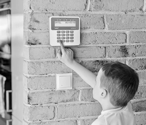 Bediening van een alarmsysteem op een muur