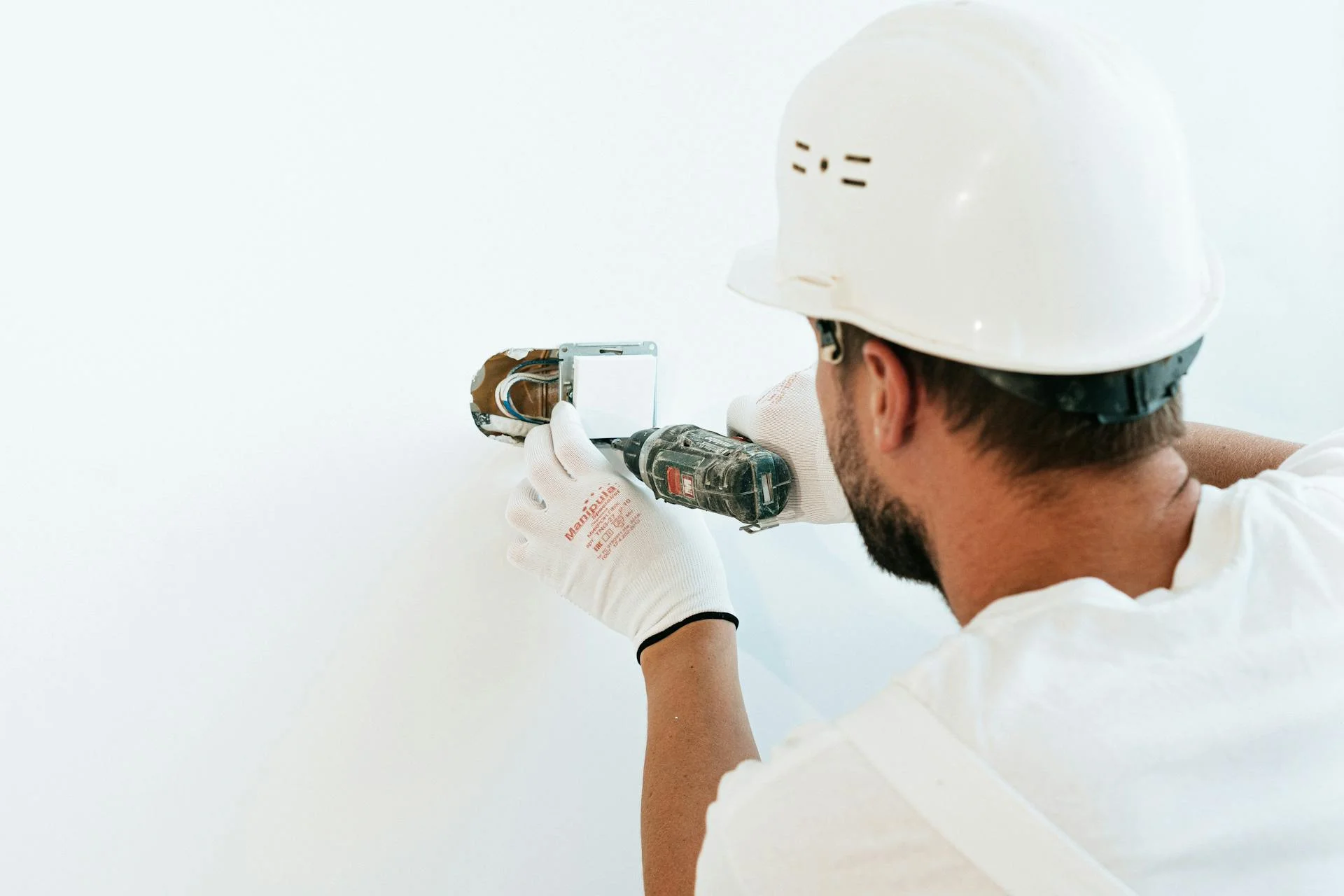 Professionele elektricien aan het werk